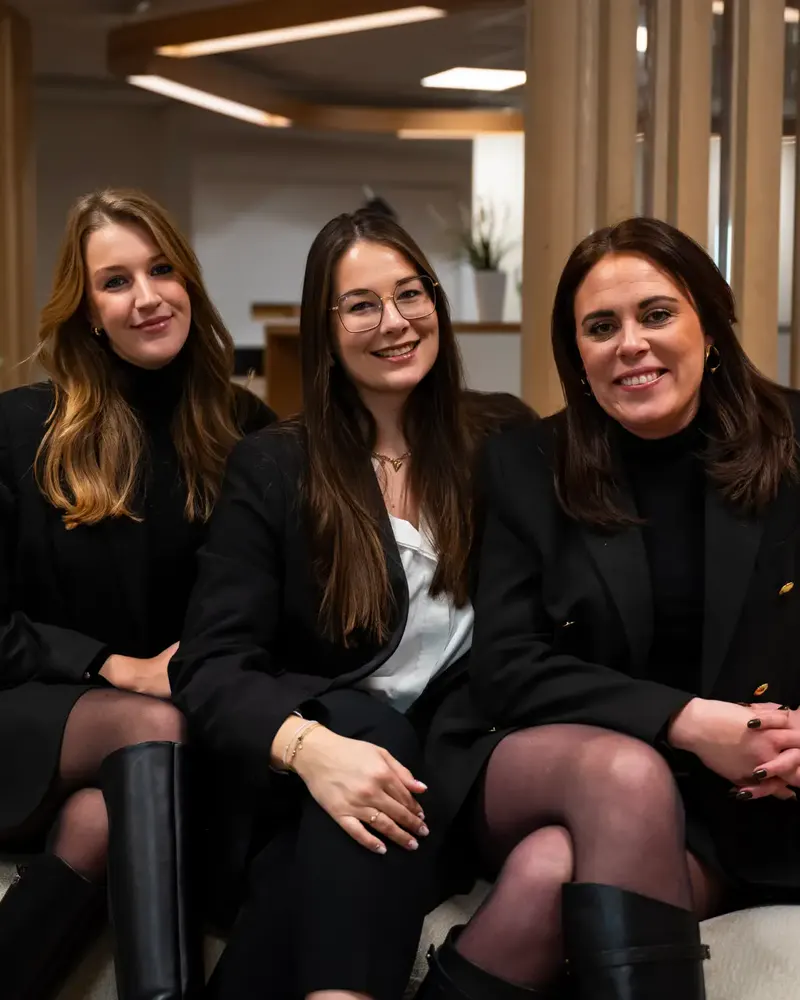 Drie collega's van Salesmakers op kantoor
